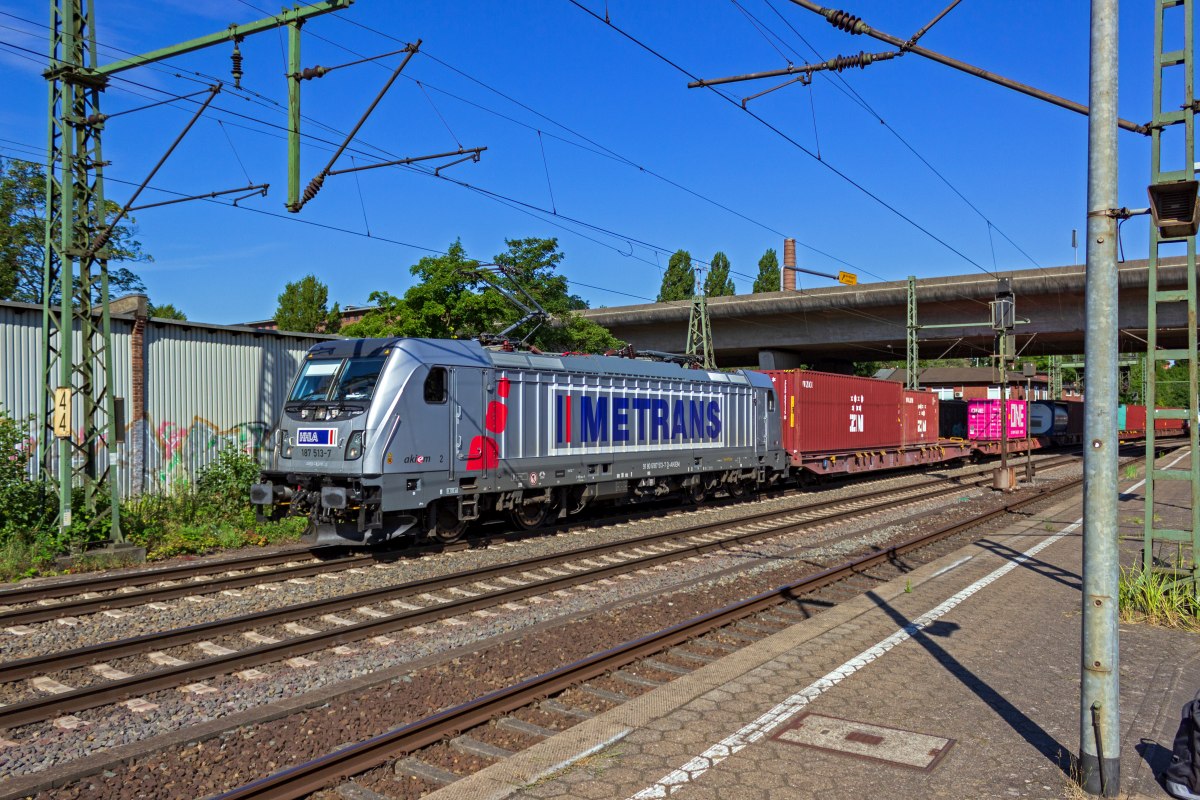 Als Tochterunternehmen der Hamburger Hafengesellschaft HHLA ist Metrans ein Stammgast in der Hansestadt. 187 513 bespannte am 05.08.2020 fr das tschechische Unternehmen einen Containerzug in Richtung Sden.