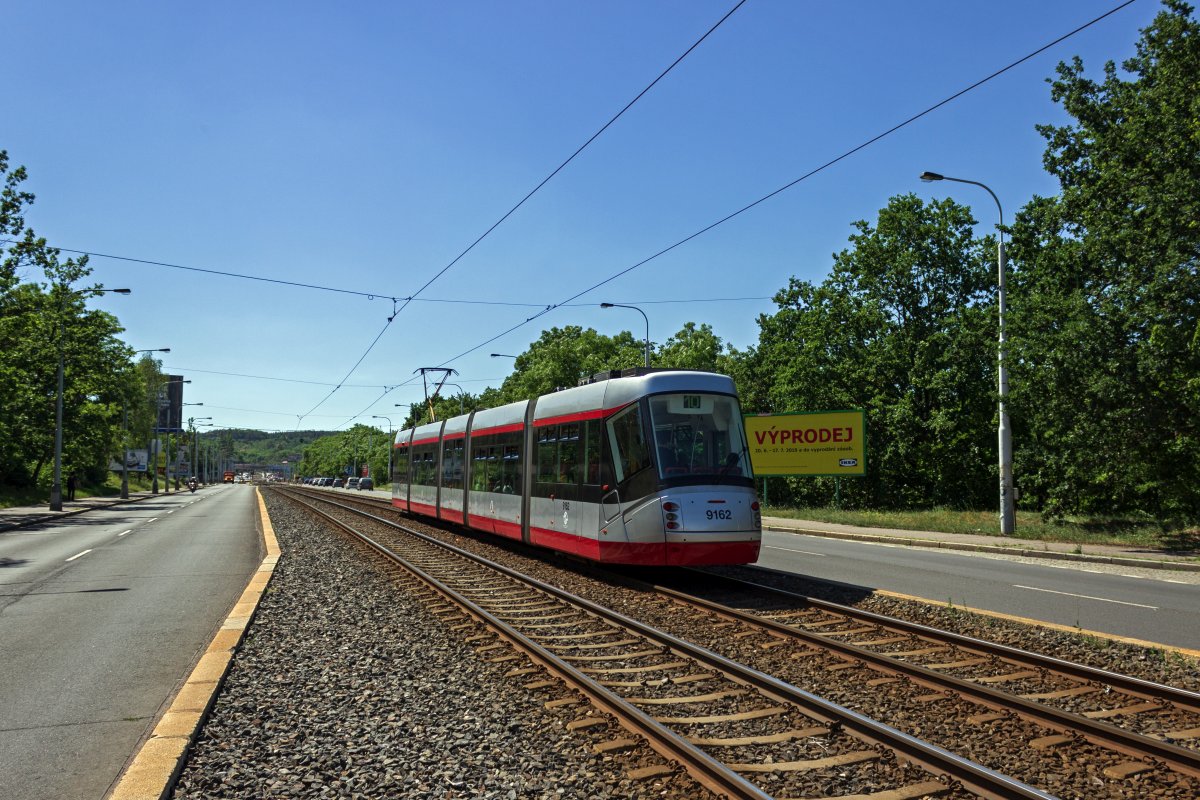 Als Zug der Linie 10 hat Wagen 9162 die Haltestelle Hotel Golf verlassen und wird in Krze auf dem Gelnde des Betriebshof Motol wenden.