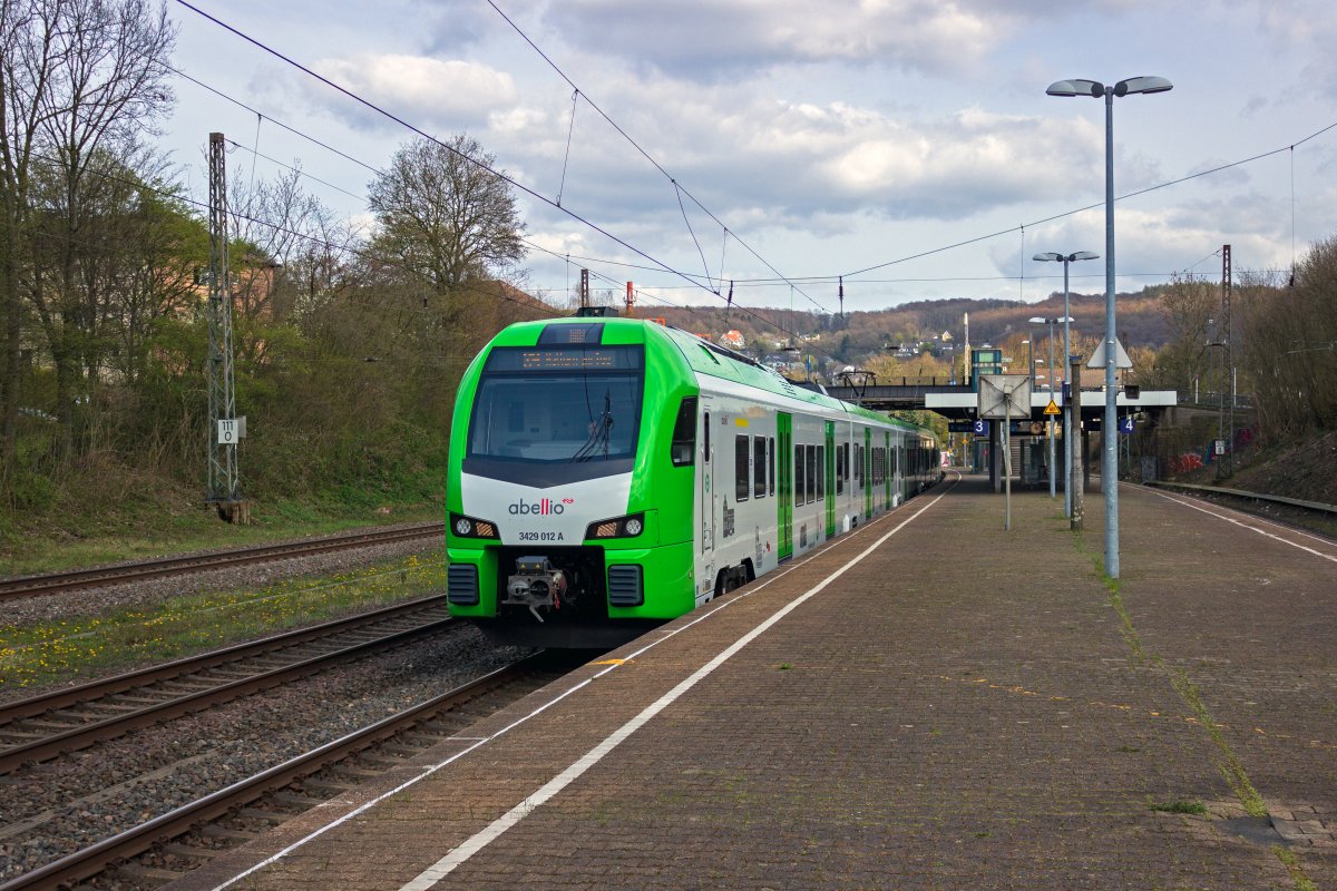Als Zug der Linie S9 nach Haltern hat 3429 012 am 03.04.21 in Wuppertal-Sonnborn gehalten und wartet nun darauf, dass der Gegenzug die eingleisige Einfdelung der Essener Strecke in die Ortsgleise bei Vohwinkel rumt.