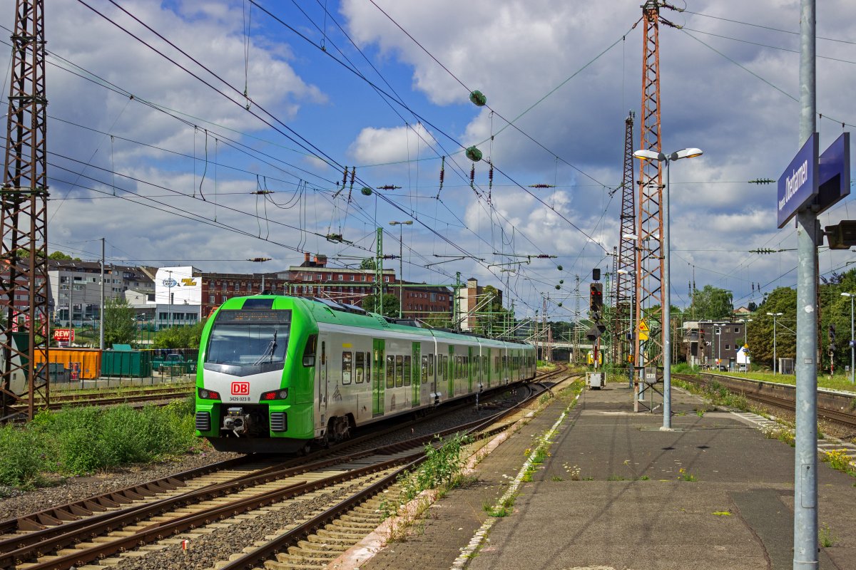 Als Zug der S9 in Richtung Recklinghausen hat der nach der Abellio-Insolvenz von DB Regio bernommene 3429 023 soeben Wuppertal-Oberbarmen verlassen.