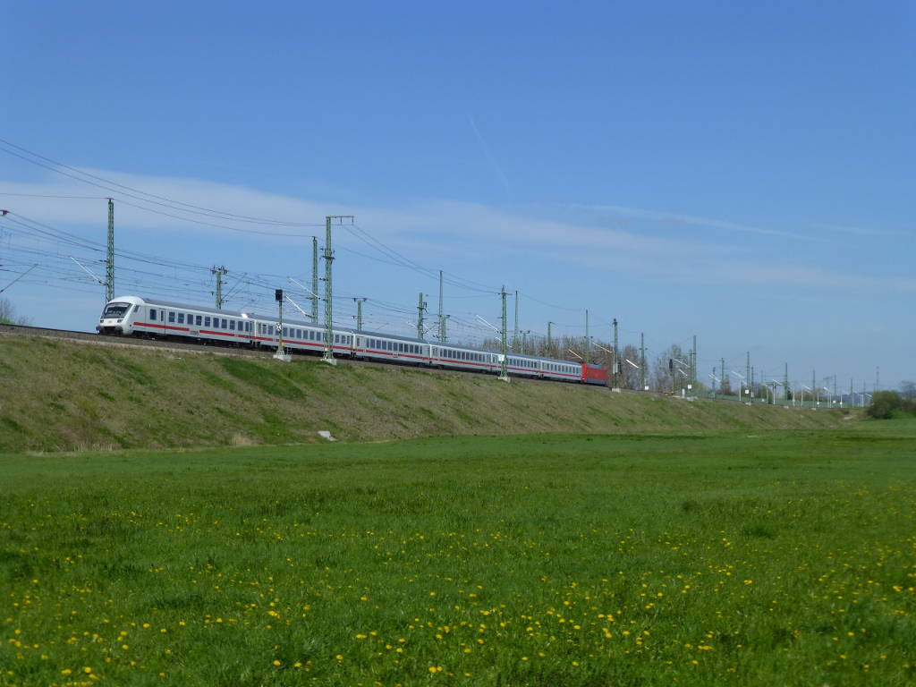 Am 22.4.16 fährt dieser IC nach NRW über den Damm bei Linderbach.