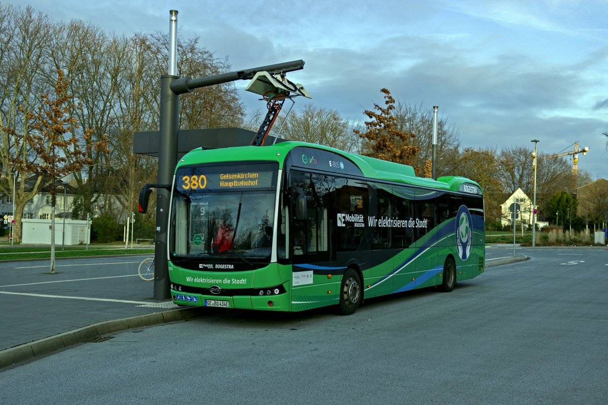 Am Busbahnhof Gelsenkirchen-Buer Rathaus wurde fr die neuen Elektrobusse von BYD ein Pantograph zum Nachladen der Batterien errichtet, den Wagen 2015 vor der Rckfahrt auf der Linie 380 zum Gelsenkirchener Hauptbahnhof nutzt.