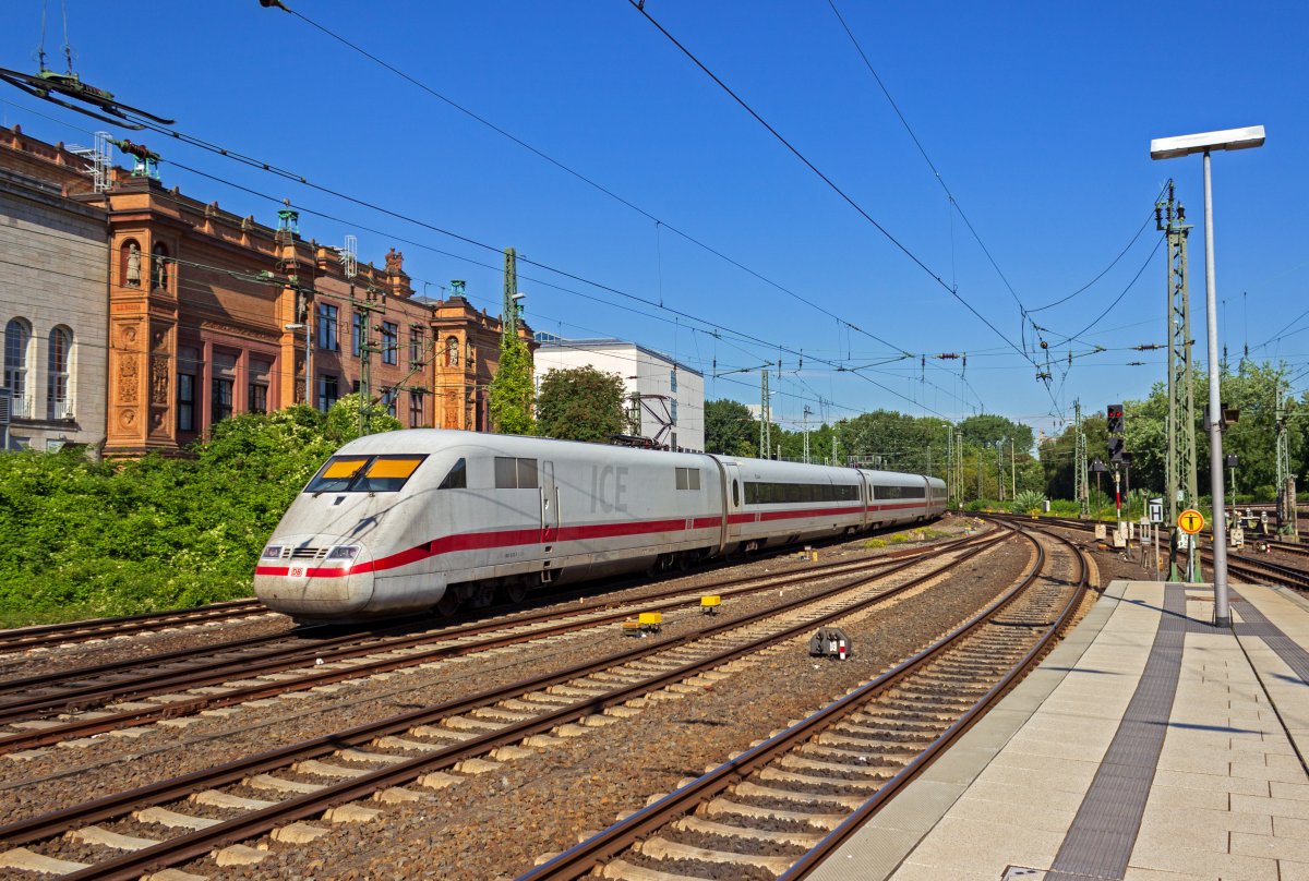Am Schluss eines ICE nach Hamburg-Altona verlässt 401 073 am 06.08.2020 den Hamburger Hauptbahnhof.