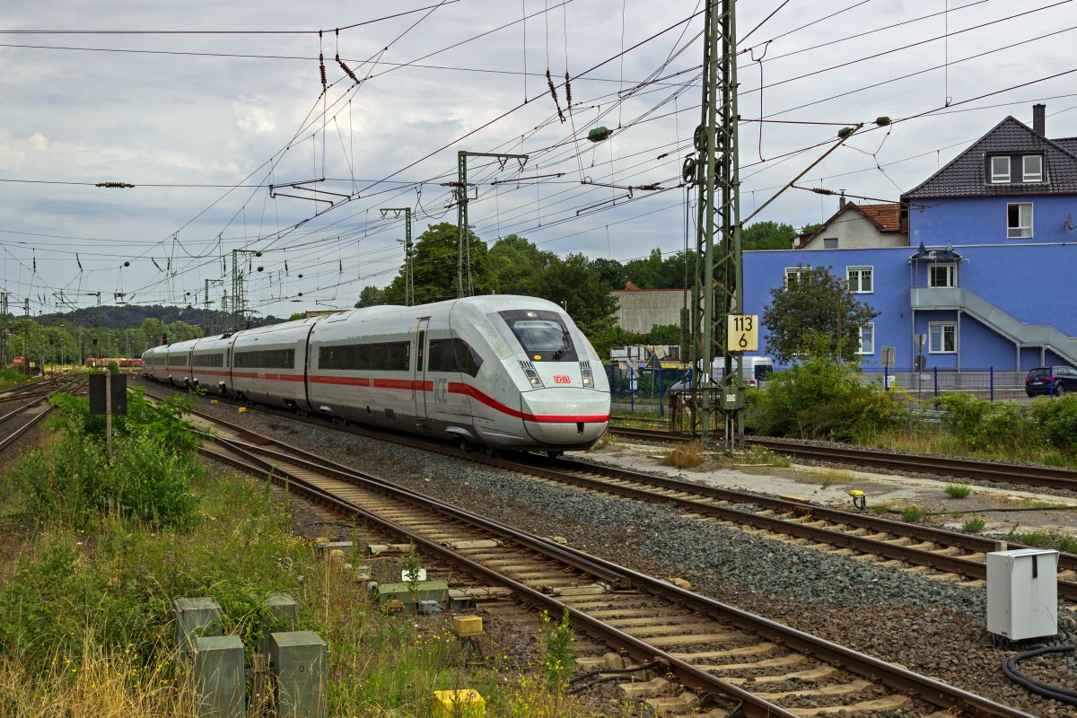 An der Spitze eines ICE von Kln in Richtung Kln und Dsseldorf ist am 29.07.2022 TZ 9203 (412 203) in Brackwede unterwegs.