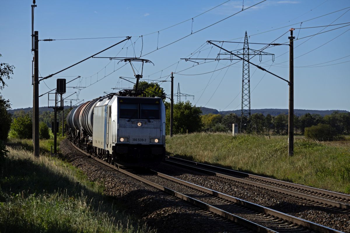 An der Spitze eines Kesselwagenzuges legt sich am Nachmittag des 24.09.25 die 186 539 von Railpool in die Kurve. An der Spitze eines Kesselwagenzuges legt sich am Nachmittag des 24.09.25 die 186 539 von Railpool in die Kurve.