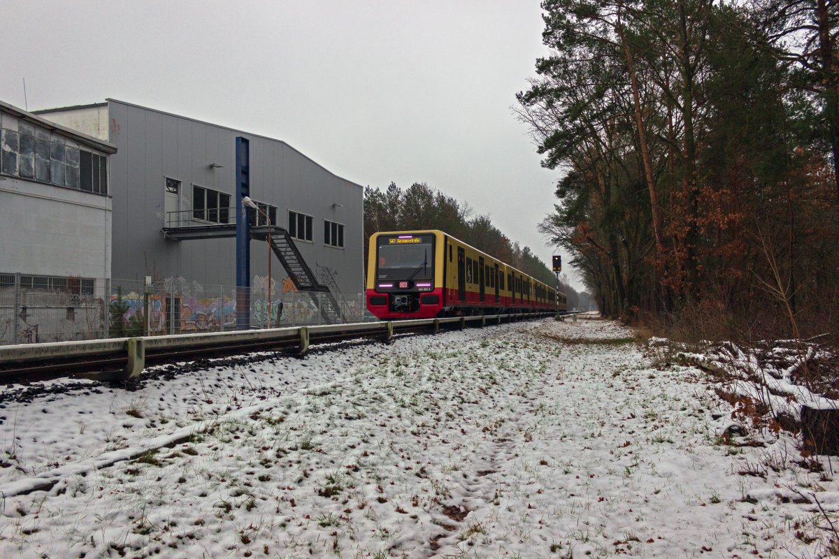 Anfang 2021 schneite es in Berlin tatschlich ein wenig. Whrend der Schnee allerdings schon wieder schmilzt fahren am ersten Werktag des regulren Betriebs mit den neuen S-Bahn-Triebwagen die Garnituren 484 002 und 483 002 zwischen Spindlersfeld und Oberspree in Richtung Schneweide.
