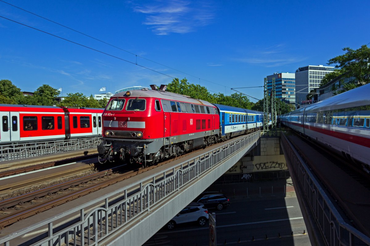Anfang August 2020 kam es zwischen Hamburg und Pinneberg zu einem Eisenbahnunfall, der den Zugverkehr auf dieser Strecke fr einige Tage stark einschrnkte. Einige Zge, die nrdlich der Sperrung stehen geblieben waren, mussten sogar ber andere Strecken abgeschleppt werden, da es keine elektrifizierte Ausweichmglichkeit gibt. Eine EC-Garnitur der CD konnte die Rckfahrt von Kiel nicht mehr aus eigener Kraft antreten, sodass der Zug mit 193 290 von der Abschlepplok 218 824 von DB Fernverkehr ber Lbeck nach Hamburg geholt wurde. Da die E-Lok am Zugschluss hing scheint es, als wre die Diesellok als Zuglok eines regulren EC unterwegs.
