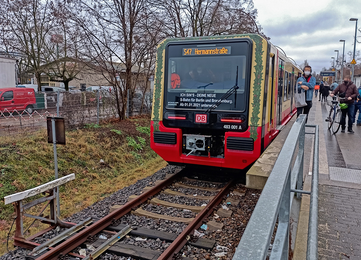 Anlsslich der Einfhrung der neuen Berliner S-Bahn-Zge ist die Einheit 483 001 mit einer entsprechenden Botschaft beschriftet worden. Am 06.01.2021 steht der Zug auf seiner derzeitigen Stammstrecke, der Linie S47, im Endbahnhof Spindlersfeld.