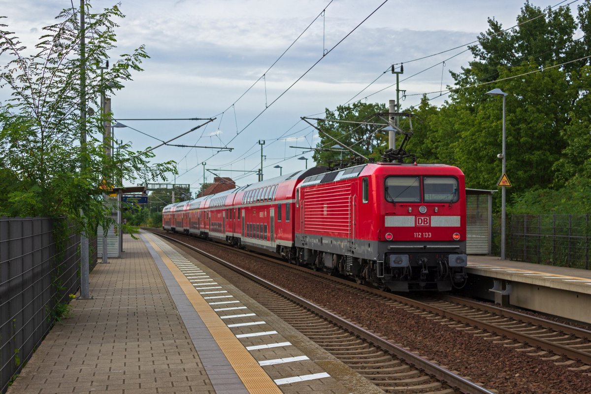 Auch am 28.08.2020 gab es wieder Einstze von Loks der Baureihe 112 als Ersatz fr die Baureihe 182, so etwa 112 133, die auf dem Weg nach Magdeburg hier gerade in Erkner hlt.