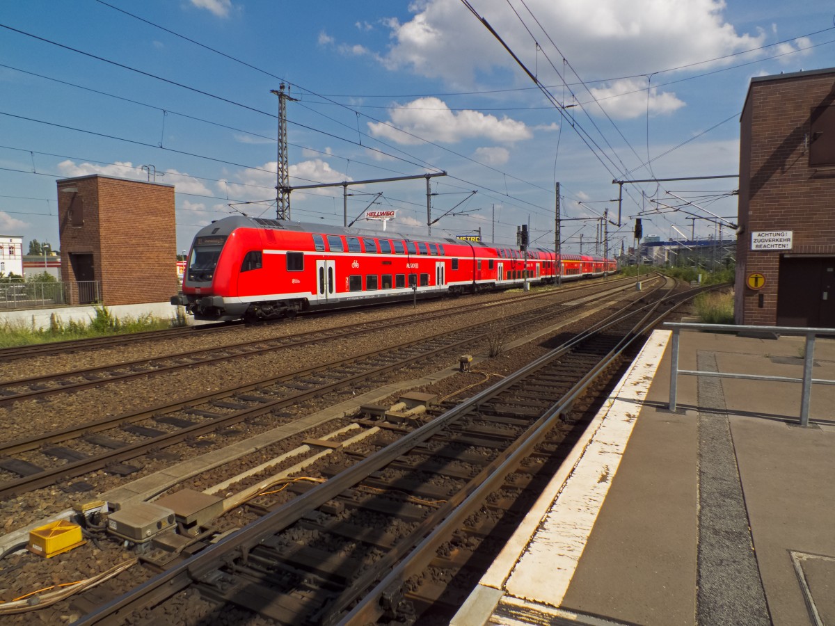 Auch Doppelstocksteuerwagen wollten nicht vernachlässigt werden: Ein RE1 nach Brandenburg fährt am 16.07.14 in Berlin Ostbahnhof ein.
