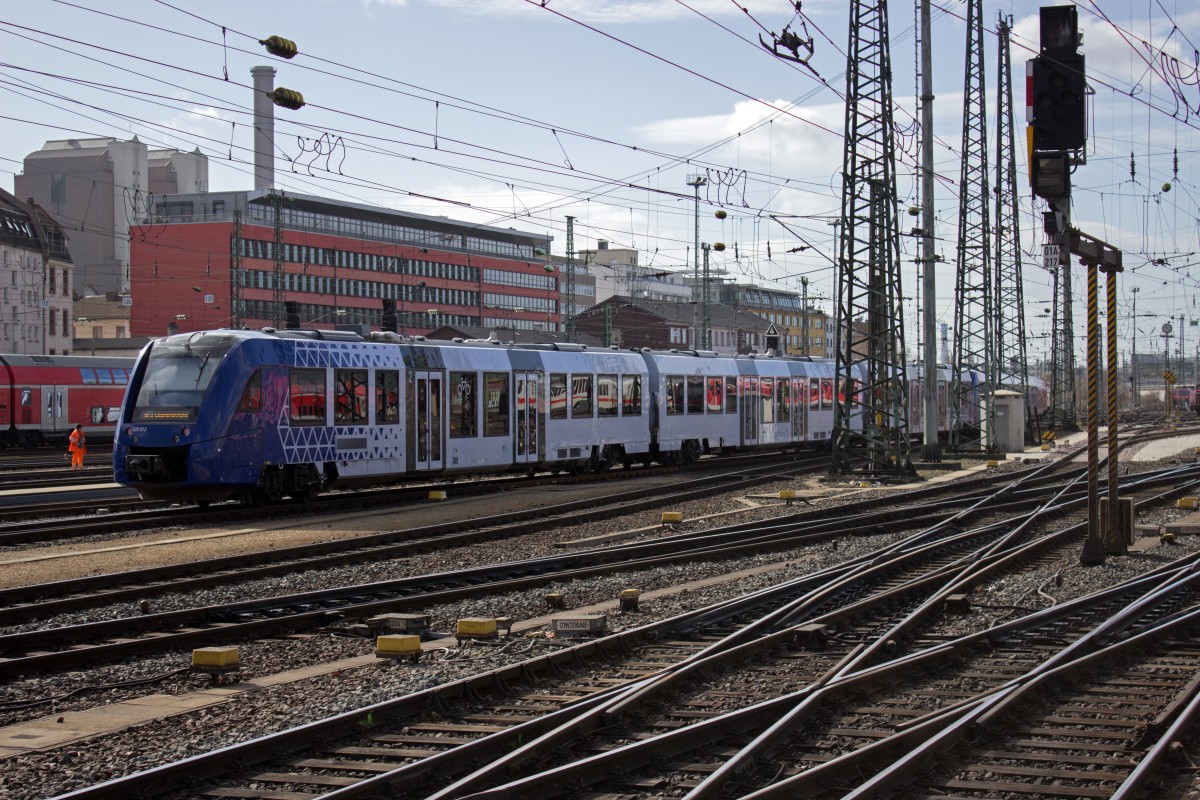 Auch vlexx kommt mehrmals pro Tag nach Frankfurt: 622 433 und 620 412 brechen nach Saarbrücken auf.