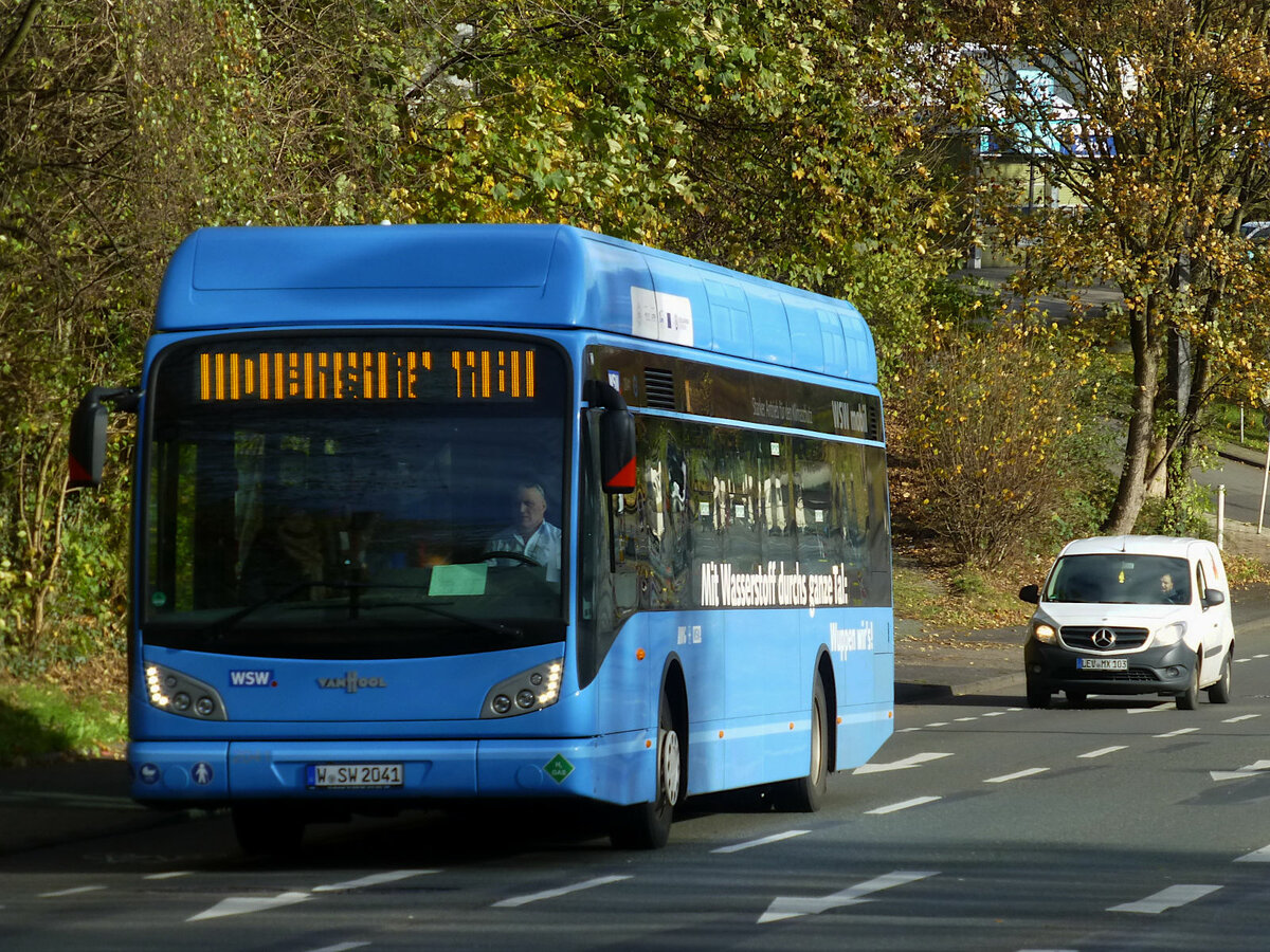 Auf der B7, genauer am östlichsten Ende der Berliner Straße in Wuppertal-Oberbarmen, fährt am 3.11.2020 dieser Wasserstoffbus (WSW 2041) als Dienstfahrt neuen Aufgaben entgegen.