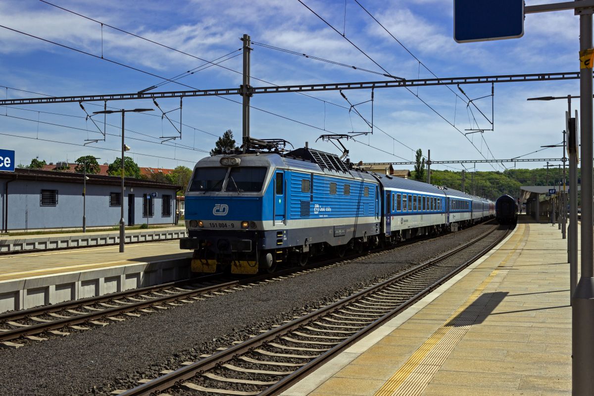 Auf der Bereitstellungsfahrt vom Abstellbahnhof Praha-jih in Richtung hlavn ndraž durchfhrt 151 004 mit dem EC143 nach Žilina den Bahnhof Praha-Vršovice.