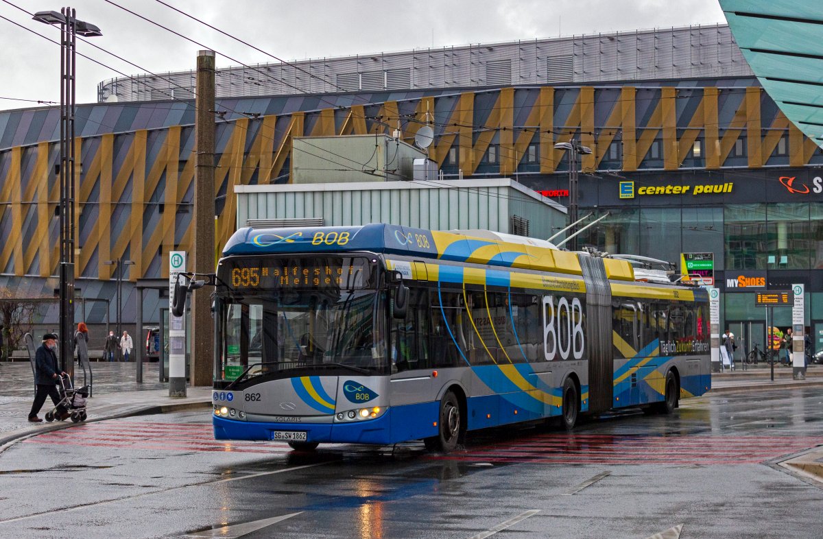 Auf der BOB-Linie 695 schalten die in Richtung Sden fahrenden Busse an der Haltestelle Graf-Wilhelm-Platz auf Batteriebetrieb um. So zum Beispiel Wagen 862, der am 28.12.21 in Richtung Meigen bereits mit abgezogenen Stangen unterwegs war.