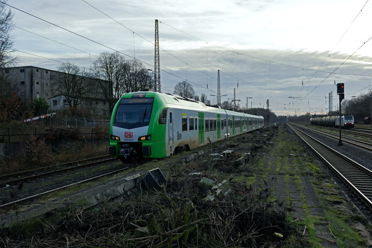 Auf dem erst rund ein Jahr zuvor eingefhrten Ast der S9 nach Recklinghausen erreicht 3429 024 Gladbeck-West, whrend auf einem der Gtergleise zur rechten 186 510 mit einem kurzen Gterzug auf die Abfahrt wartet.