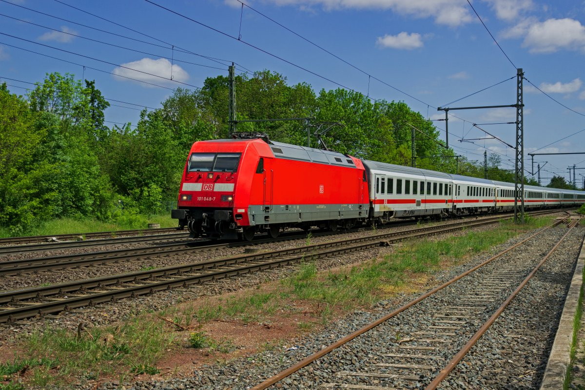 Auf dem Gegengleis ist am 17.05.23 101 048 mit einem InterCity in Richtung Amsterdam unterwegs. Der Zug hat kurz vor dem Bahnhof Niederndodeleben einen Gterzug berholt und wird wahrscheinlich bei der nchsten Gelegenheit wieder ins Regelgleis wechseln.