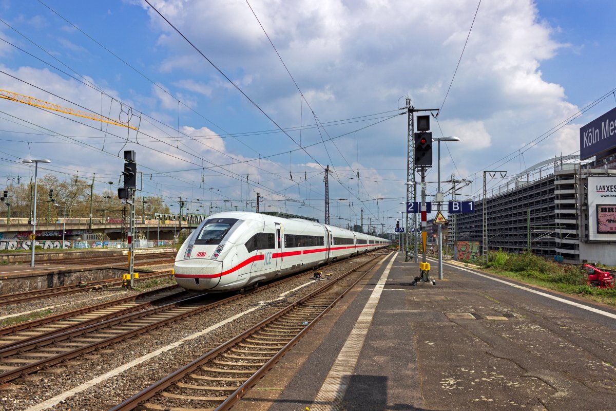 Auf dem Weg von Kln in Richtung Frankfurt hat der ICE 4-Triebzug 9460 Kln-Messe/Deutz ohne Halt durchfahren und fhrt in Richtung Siegburg weiter.