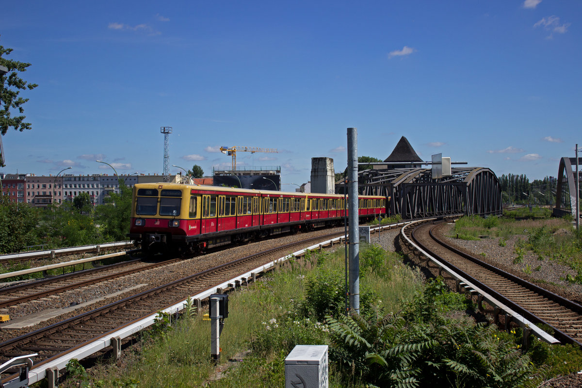 Auf dem Weg von Pankow zum Flughafen in Schnefeld erreicht ein Zug der S9 den Bahnhof Treptower Park.