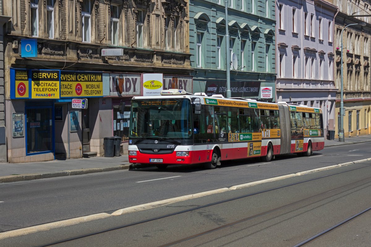 Auf dem Weg in Richtung Nemocnice na Homolce passiert Wagen 6735 am 24.06.2019 die Station U Zvonu.