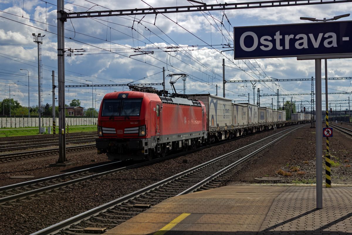 Auf dem Weg in Richtung Osten durchf�hrt 193 397 von DB Cargo durch Ostrava-Svinov.