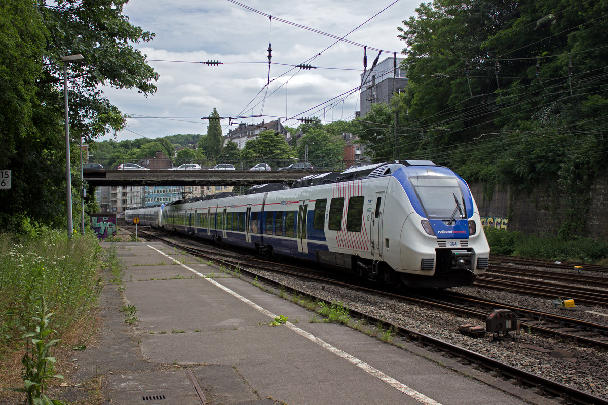 Auf dem Weg in Richtung Rheine hat 9442 364 gemeinsam mit einem weiteren TALENT an der Spitze des Zuges nur einen kurzen Halt in Wuppertal Hauptbahnhof eingelegt und eilt nun seinem westflischen Ziel entgegen.