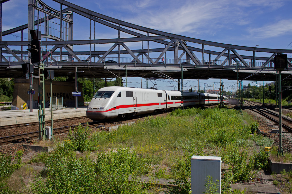Auf dem Weg zur Bereitstellung im Berliner Hauptbahnhof unterquert 401 065 die Swinemünder Brücke am Bahnhof Gesundbrunnen.