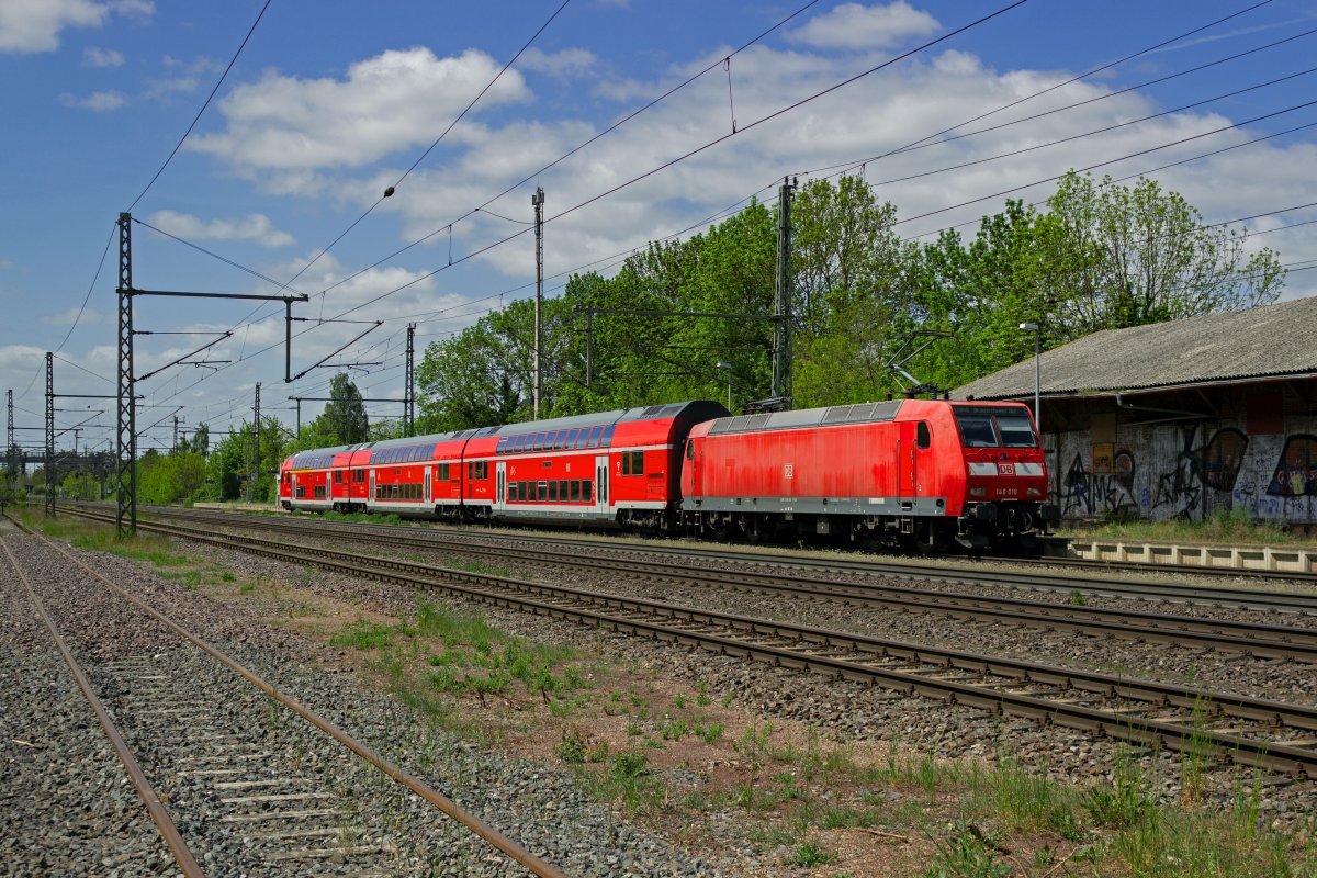 Auf der Fahrt von Magdeburg nach Braunschweig erreicht diese Regionalbahn mit 146 016 als Schublok Niederndodeleben.