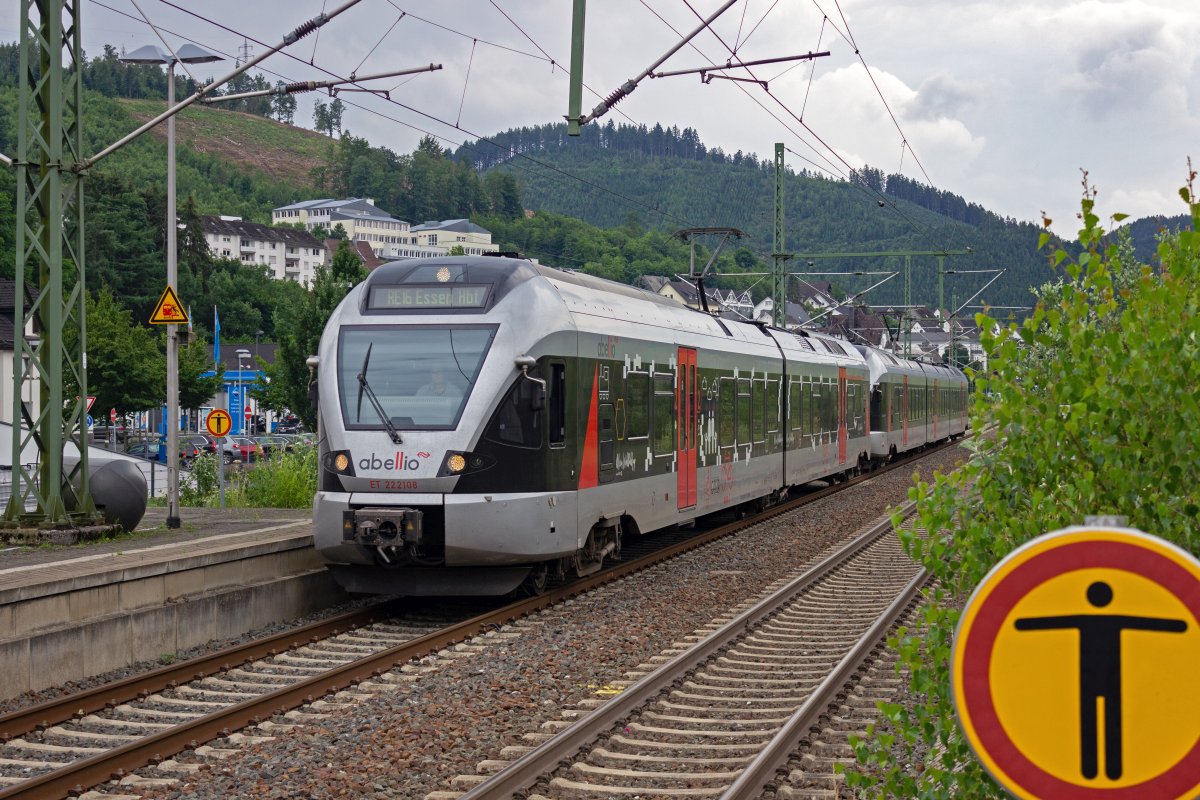 Auf der Fahrt nach Essen erreicht eine Doppeltraktion aus 426 107 und 427 103 am 09.07.21 den Bahnhof von Altenhundem.