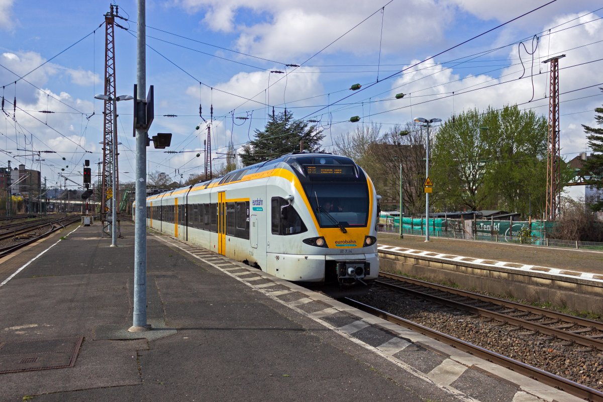 Auf der Fahrt nach Hamm erreicht ET 7.14 der keolis am 03.04.2021 den Bahnhof Wuppertal-Oberbarmen