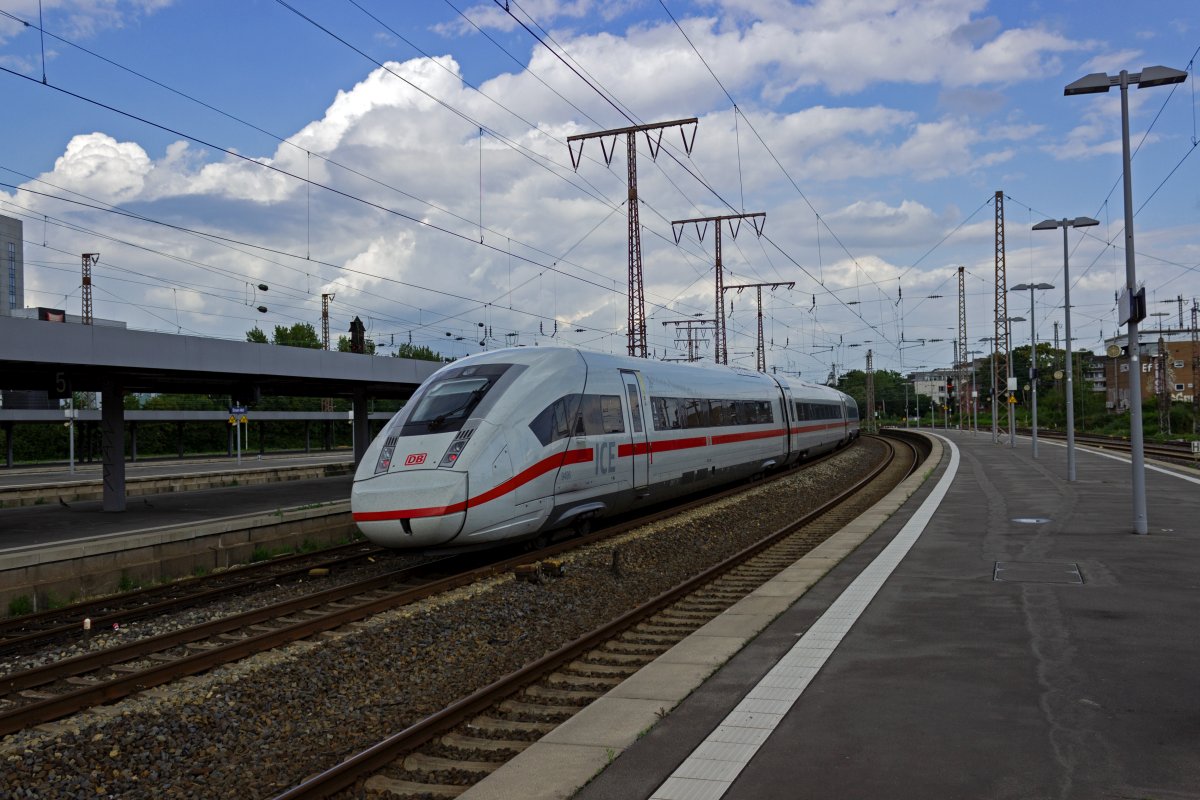 Auf der Fahrt in Richtung Hamburg hat der ICE-Triebzug 9496 soeben nach einem Zwischenhalt in Essen Hauptbahnhof die Fahrt wieder aufgenommen.