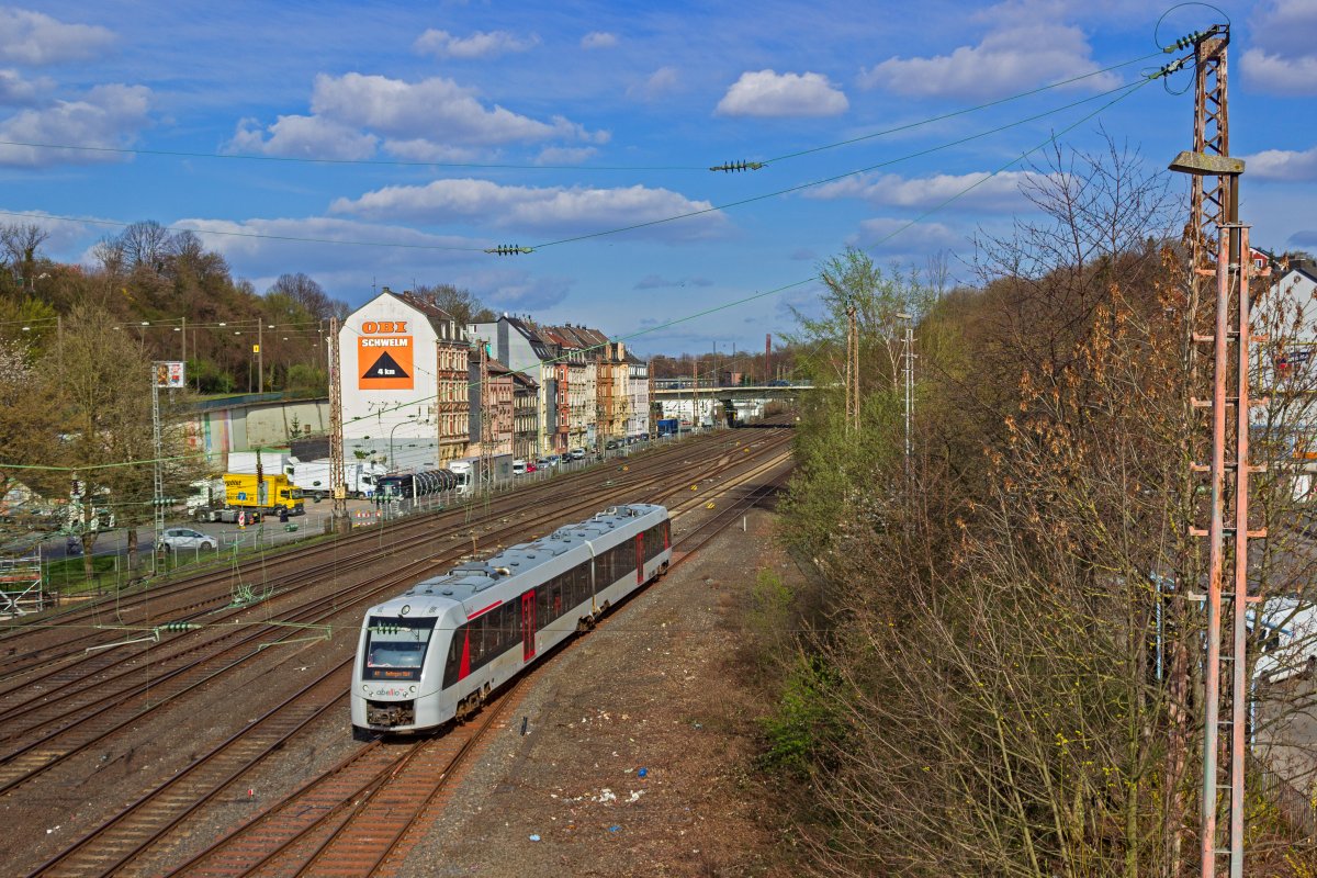 Auf der Fahrt in Richtung Remscheid und weiter nach Solingen hat dieser LINT41 von Abellio am 03.04.21 soeben Wuppertal-Oberbarmen verlassen und biegt in wenigen Augenblicken nach rechts in Richtung Ronsdorf ab.