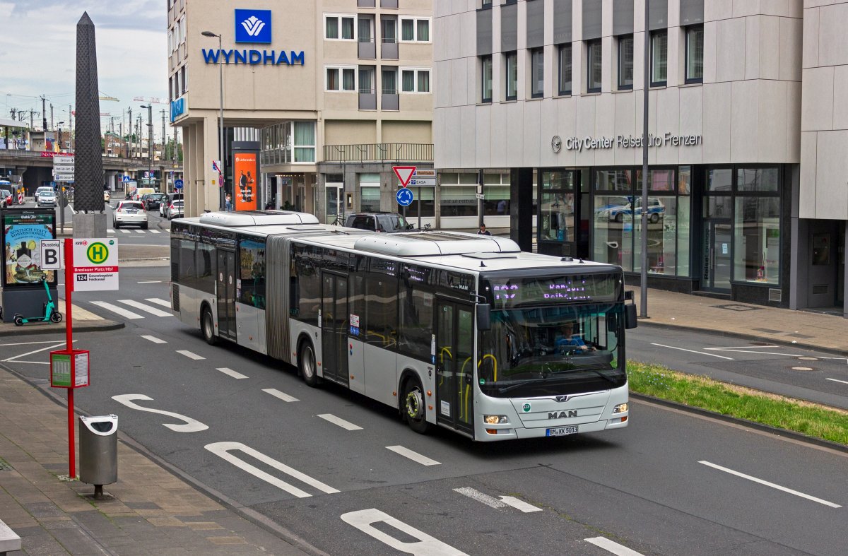 Auf der Fahrt in den sdlichen Klner Stadtteil Meschenich hat dieser MAN Gelenkbus soeben die Haltestelle Breslauer Platz/Hbf verlassen.