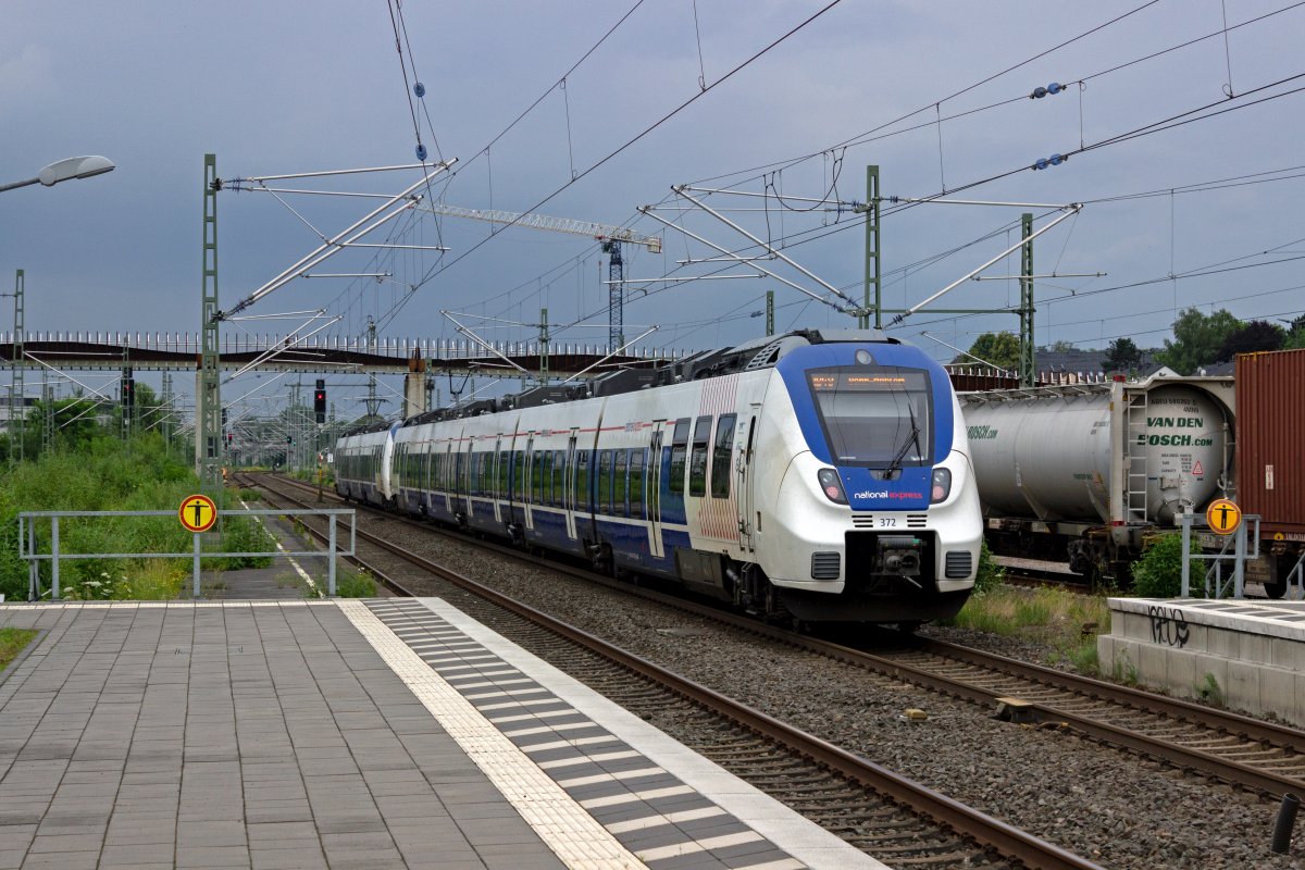 Auf der Fahrt von Wuppertal nach Bonn hat eine TALENT-Garnitur mit 9442 372 am Zugschluss im Bahnhof Opladen gehalten und setzt nun die Fahrt in Richtung Kln fort.