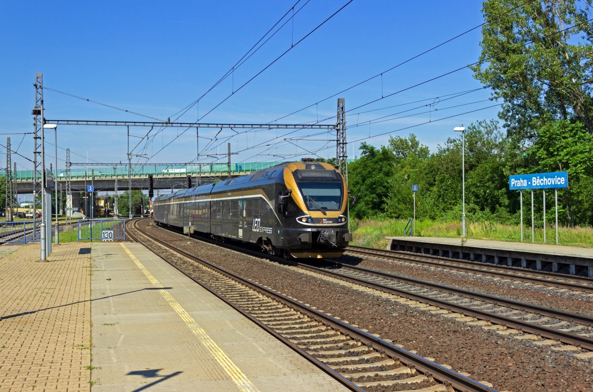 Auf der Hauptstrecke von Prag nach Ostrava sind verschiedene Anbieter von Fernverkehrszgen unterwegs, die so ein sehr dichtes Angebot an Verbindungen anbieten. LeoExpress setzt hierfr FLIRT-Triebwagen ein, die speziell mit einer hochwertigen Inneneinrichtung ausgestattet wurden. 480 005 durchfhrt als LE1355 nach Bohumn am 25.06.2019 den Bahnhof des Prager Vororts Běchovice.