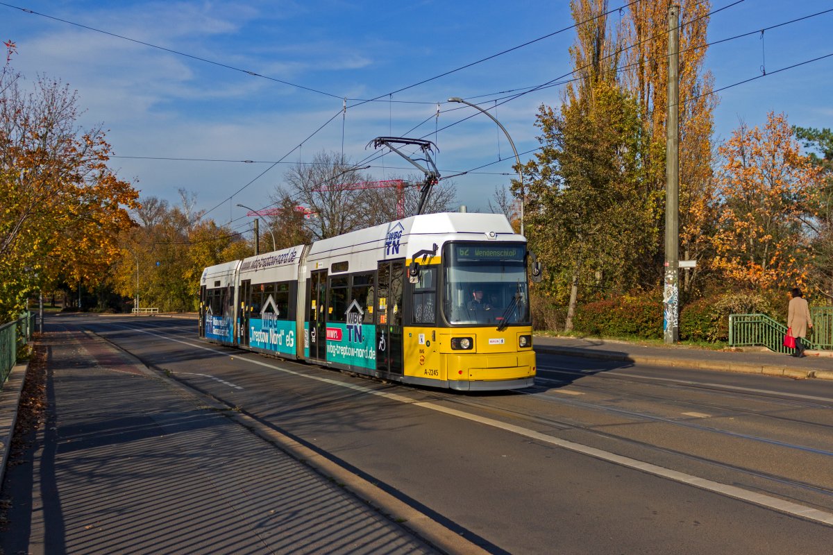 Auf der Linie 62 ist der fr eine Wohnungsbaugenossenschaft werbende Wagen 2245 am 30.10.21 in der Nhe der Station Bahnhofstr./Lindenstr. unterwegs.