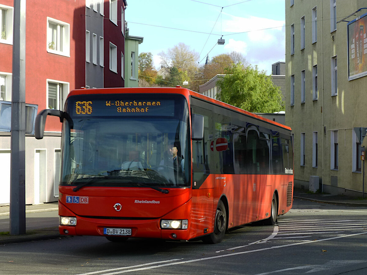 Auf der Linie 636 ist am 3. November 2020 auch dieser Iveco-Bus (Kennzeichen D-BV 2138) nahe der Haltestelle Auf der Bleiche unterwegs. 