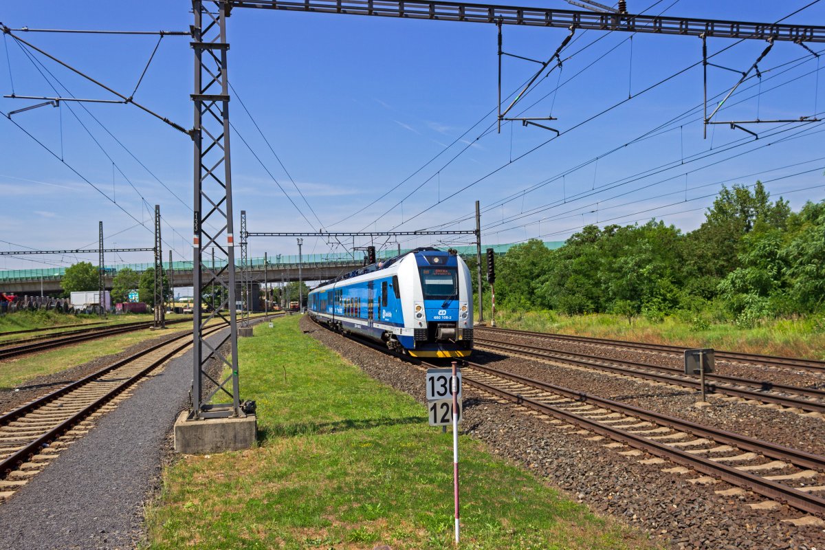 Auf der Linie R19 zwischen Praha und Brno kommen seit einiger Zeit Triebwagen der Baureihe 660 zum Einsatz. 660 108 durchfhrt am 25.06.19 Praha-Běchovice.