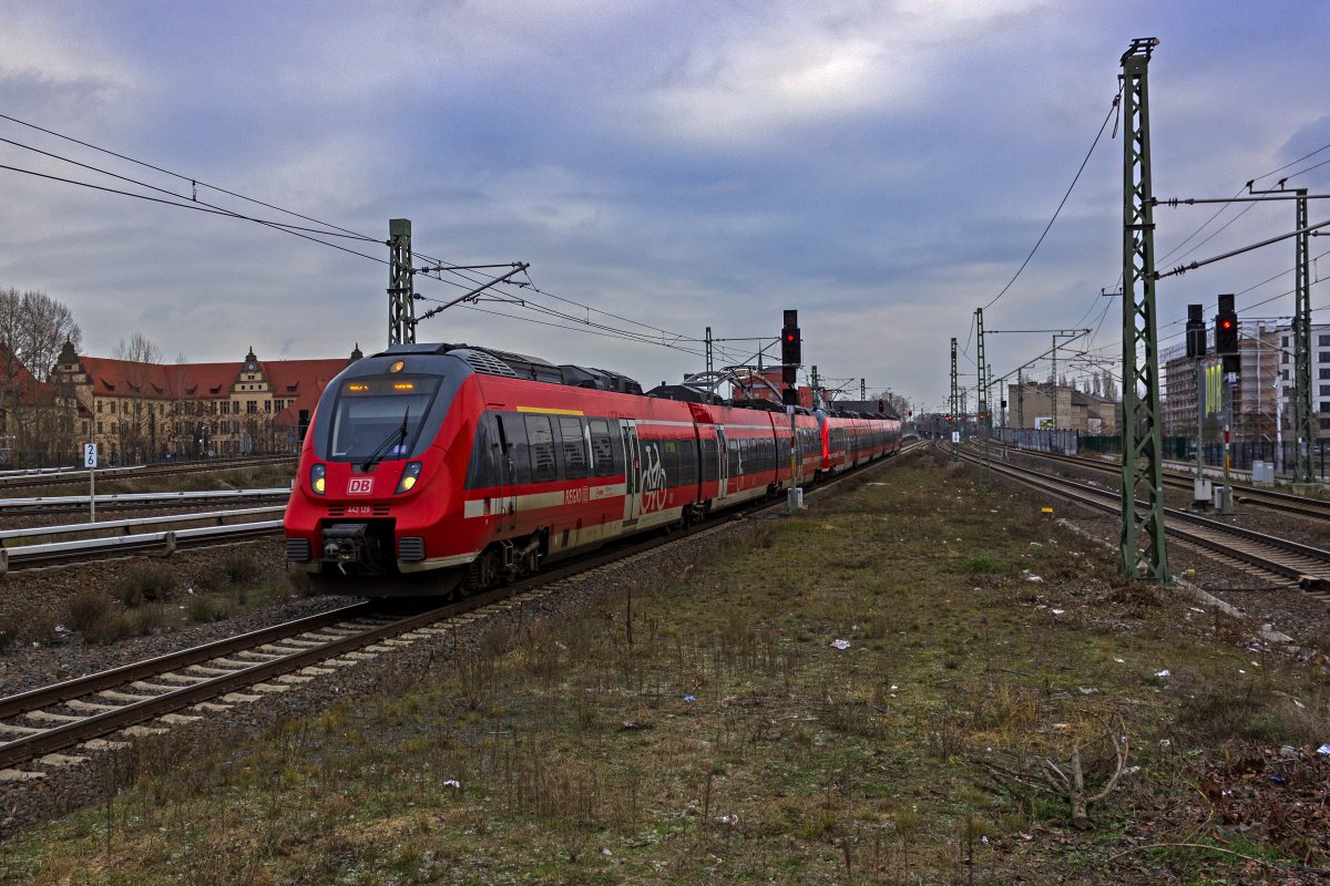 Auf der Linie RB23 nach Golm fhrt 442 129 am 13.12.22 in Berlin-Ostkreuz ein.
