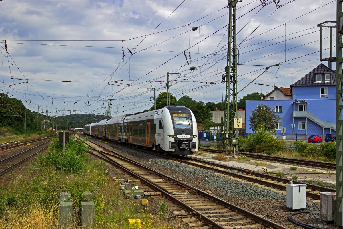 Auf der Linie RE6 im RRX-Vorlaufbetrieb ist 462 057 von National Express am 29.07.22 auf dem Weg in Richtung Kln und durchfhrt hier gerade Brackwede.