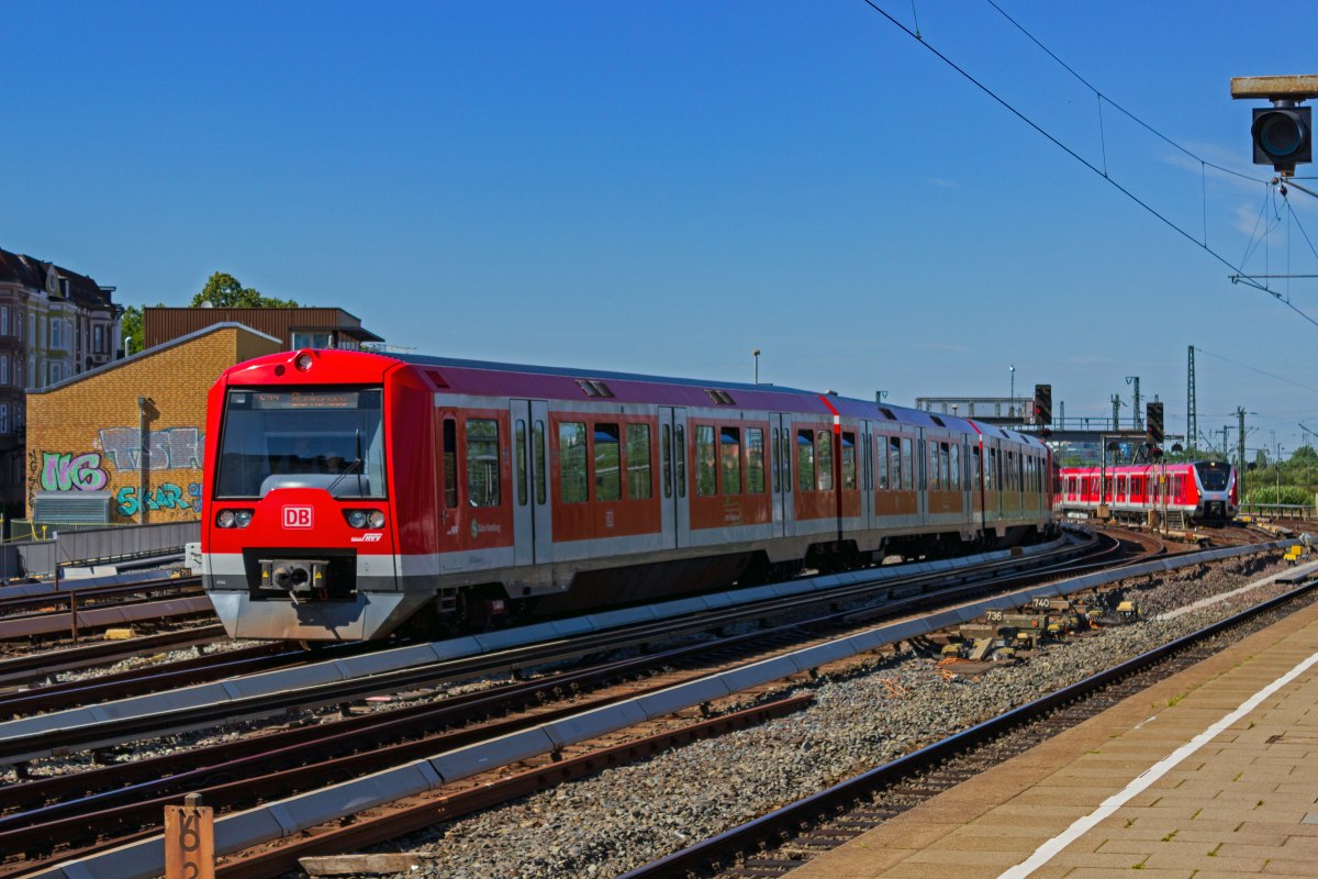 Auf der Linie S11 nach Blankenese erreichen die Triebwagen 474 044 und 474 109 in wenigen Augenblicken den unterirdisch gelegenen Bahnhof Altona.