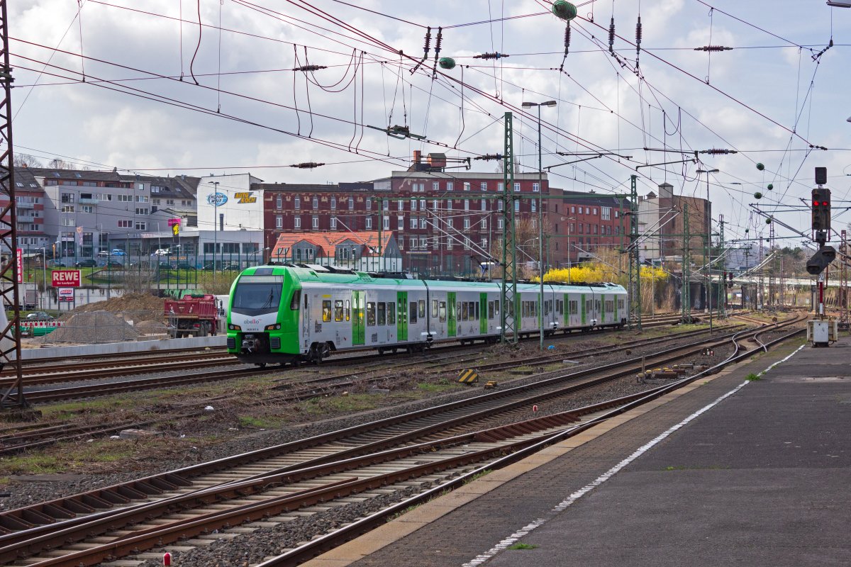 Auf der Linie S9 kommen seit einiger Zeit FLIRT 3XL-Triebzge zum Einsatz, die im grau/grnen Design des VRR gestaltet sind. 3429 017 fhrt am Ostersamstag 2021 in Wuppertal in Richtung Hagen.
