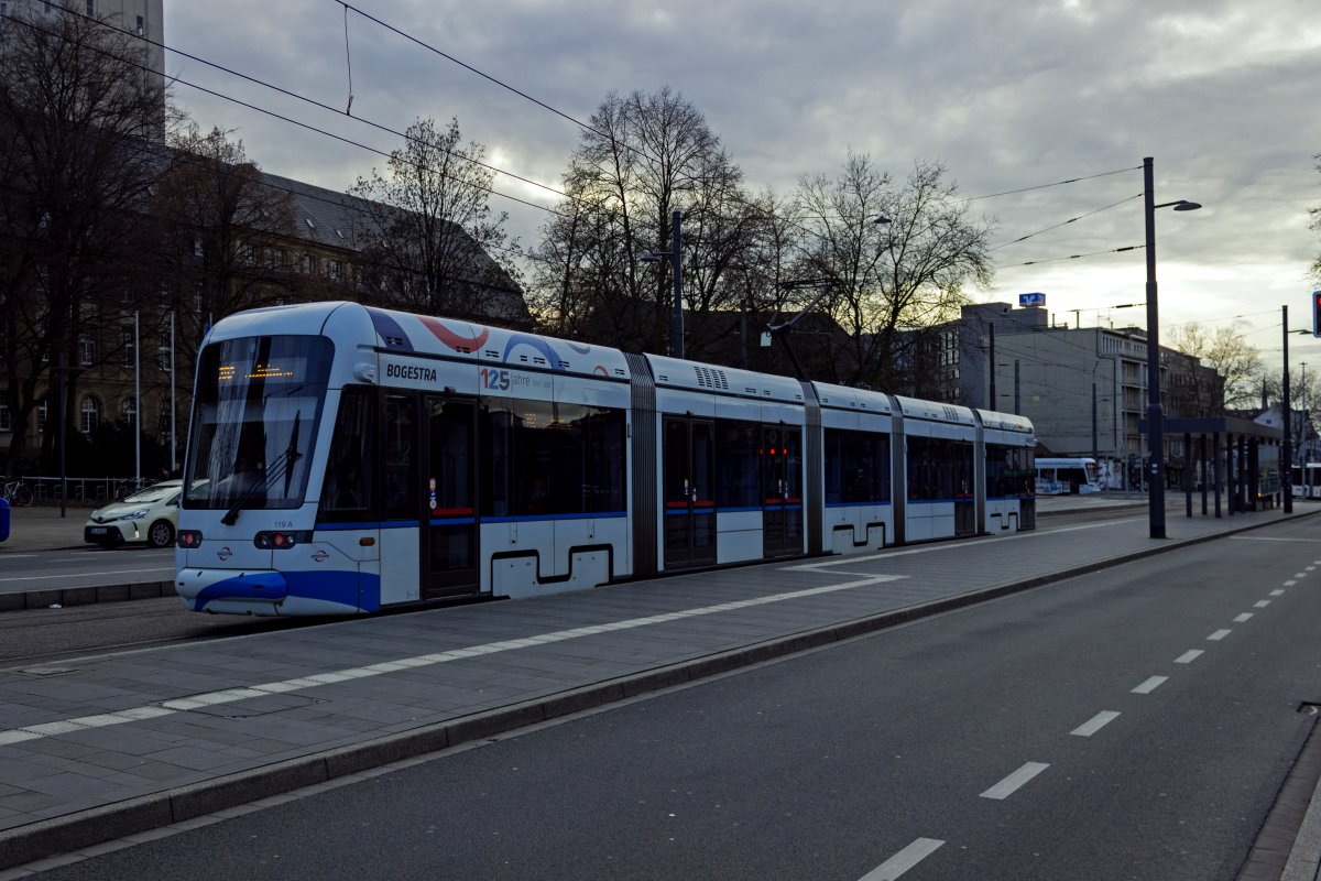 Auf den Meterspurstrecken der BoGeStra sind 95 Variobahnen unterwegs. Vor dem namensgebenden Rathaus in Gelsenkirchen-Buer steht Wagen 119 auf der Linie 302 zur Abfahrt in Richtung Bochum bereit.