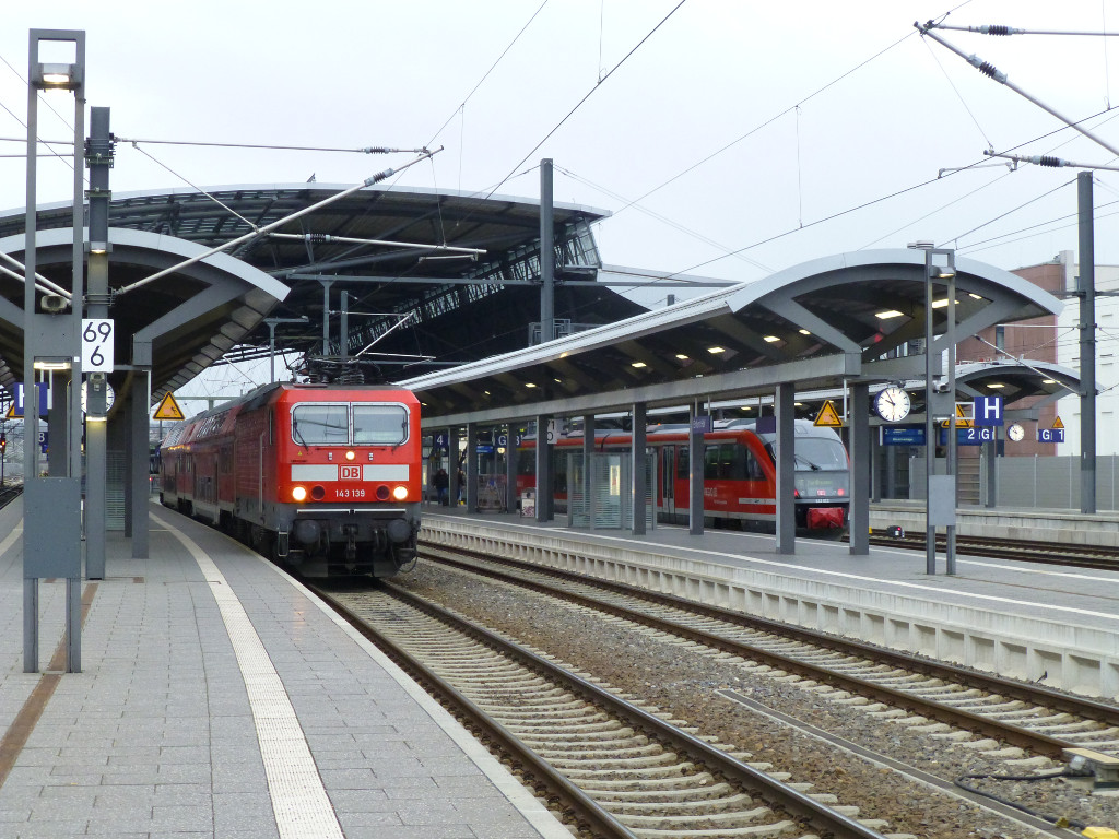 Auf der Ostseite des Erfurter Hauptbahnhofes stehen die RBs nach Sangerhausen (143 139, 2 Dostos), Kassel (EB-Itino, verdeckt) und Nordhausen (642 022) bereit, 9.12.13