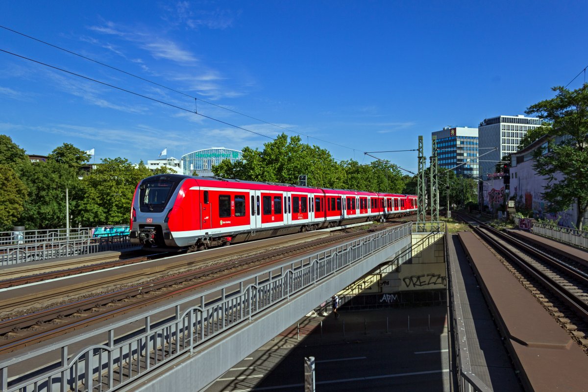 Auf der S31 fahren die S-Bahn-Triebzge 490 022 und 490 010von Hamburg-Altona bis nach Neugraben im uersten Sdwesten der Hansestadt. In Hamburg-Dammtor ist der Groteil der Strecke noch zu bewltigen.
