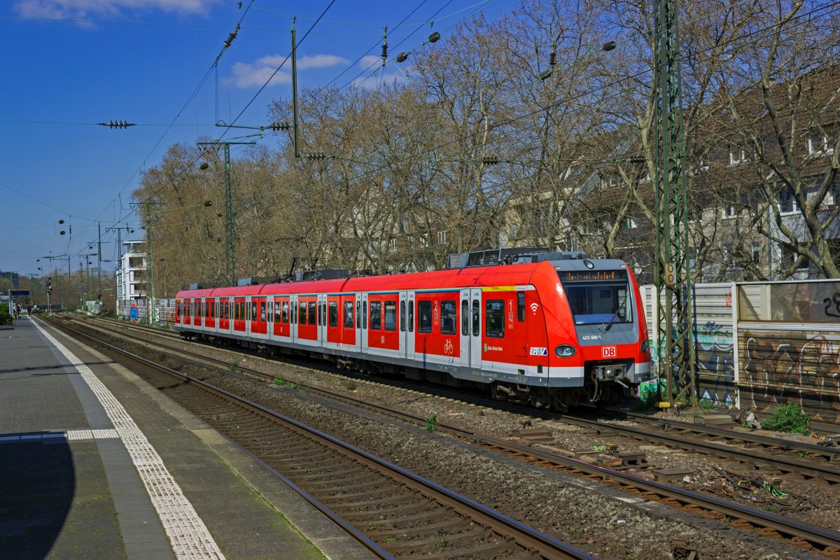 Auf berfhrungsfahrt, vermutlich in Richtung Krefeld zum dortigen Ausbesserungswerk, fhrt 423 400 der S-Bahn Frankfurt durch Kln-Sd.