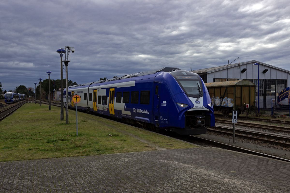 Aus Berlin-Karow kommend erreicht 563 008 den Bahnhof von Basdorf. Durch den Einsatz von Mireo-Wasserstoff- (auf der RB27) und -Batterietriebzgen (auf den anderen NEB-Linien) sind zahlreiche ltere Dieseltriebwagen berflssig geworden und teilweise im Bahnhofsbereich von Basdorf abgestellt, wie die noch recht neuen PESA Link-Triebwagen im Hintergrund.
