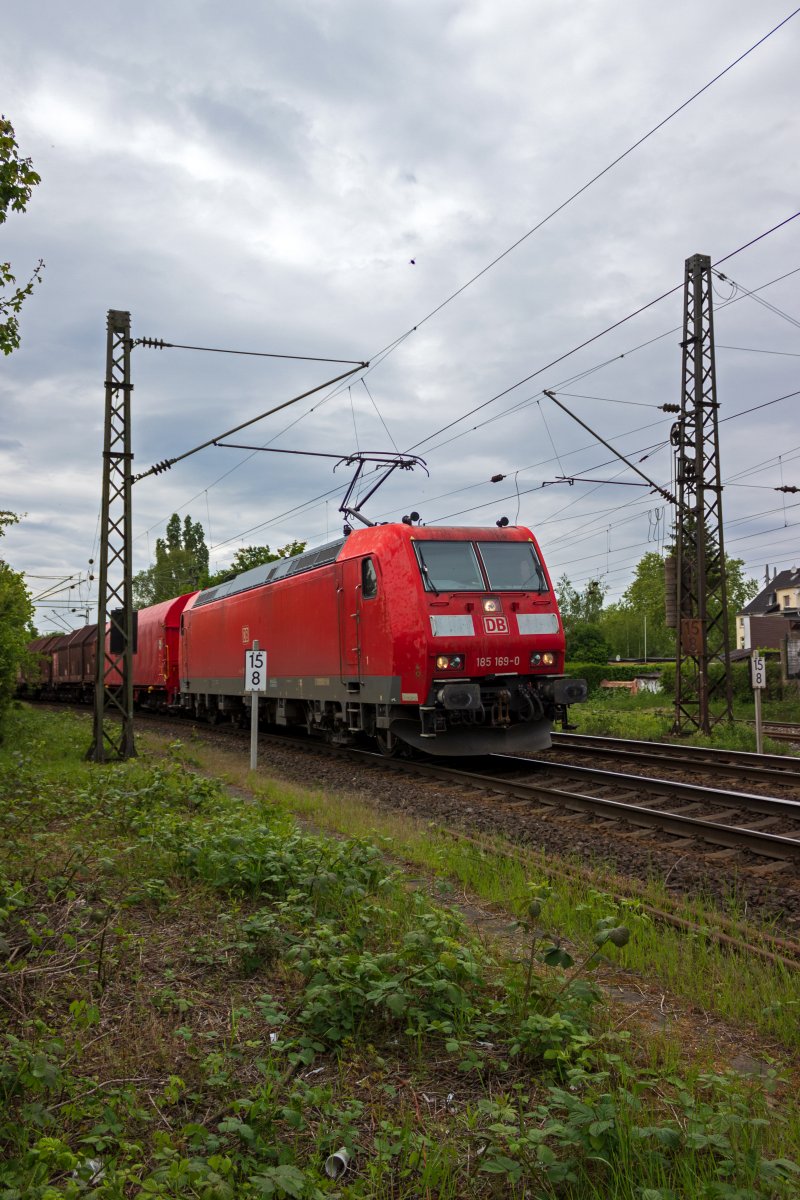 Aus Richtung Duisburg kommend erreicht ein Gterzug mit 185 169 an der Spitze Oberhausen-Osterfeld.