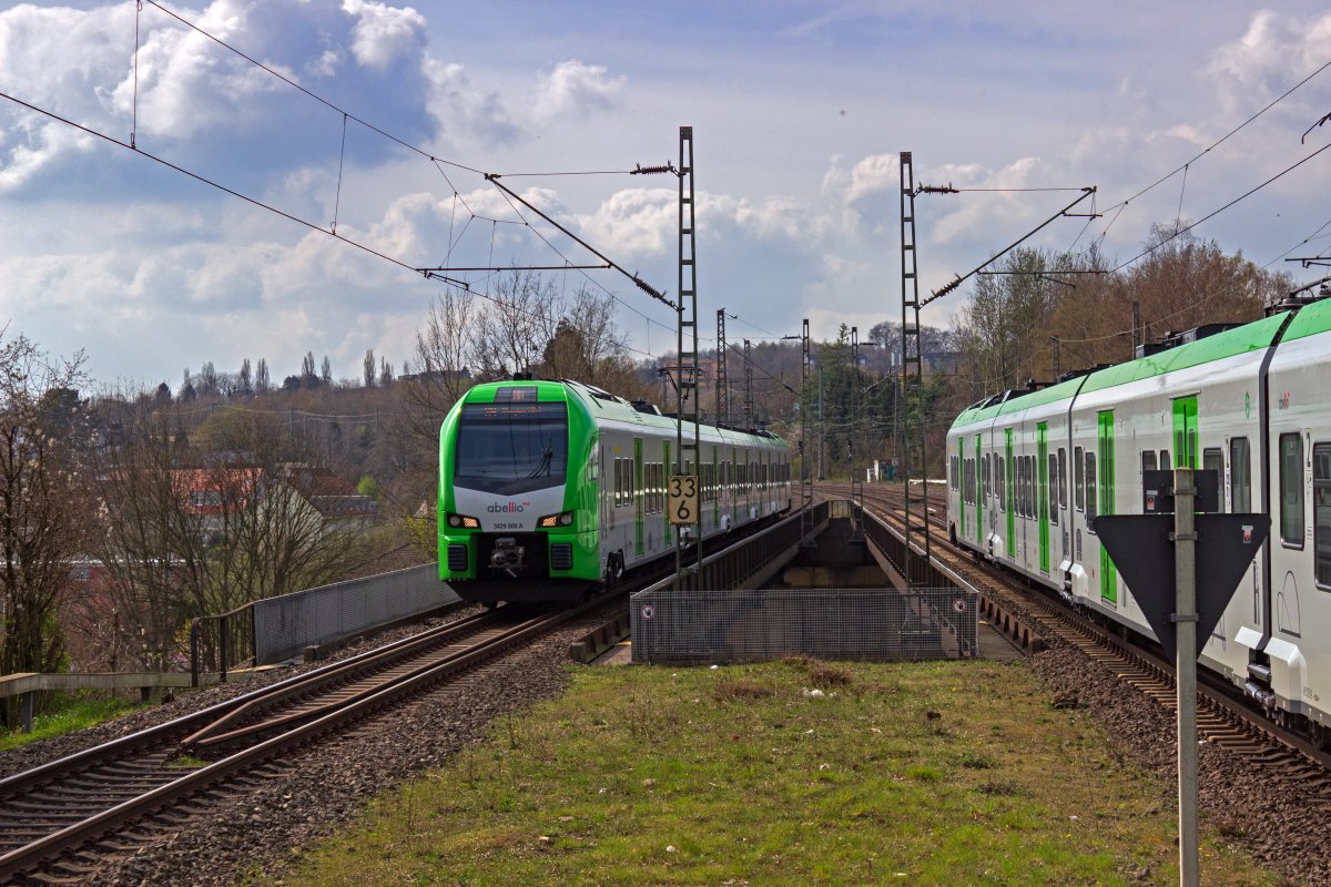 Aus Richtung Essen kommend fhrt 3429 008 in Richtung Hagen in den Haltepunkt Wuppertal-Sonnborn ein.