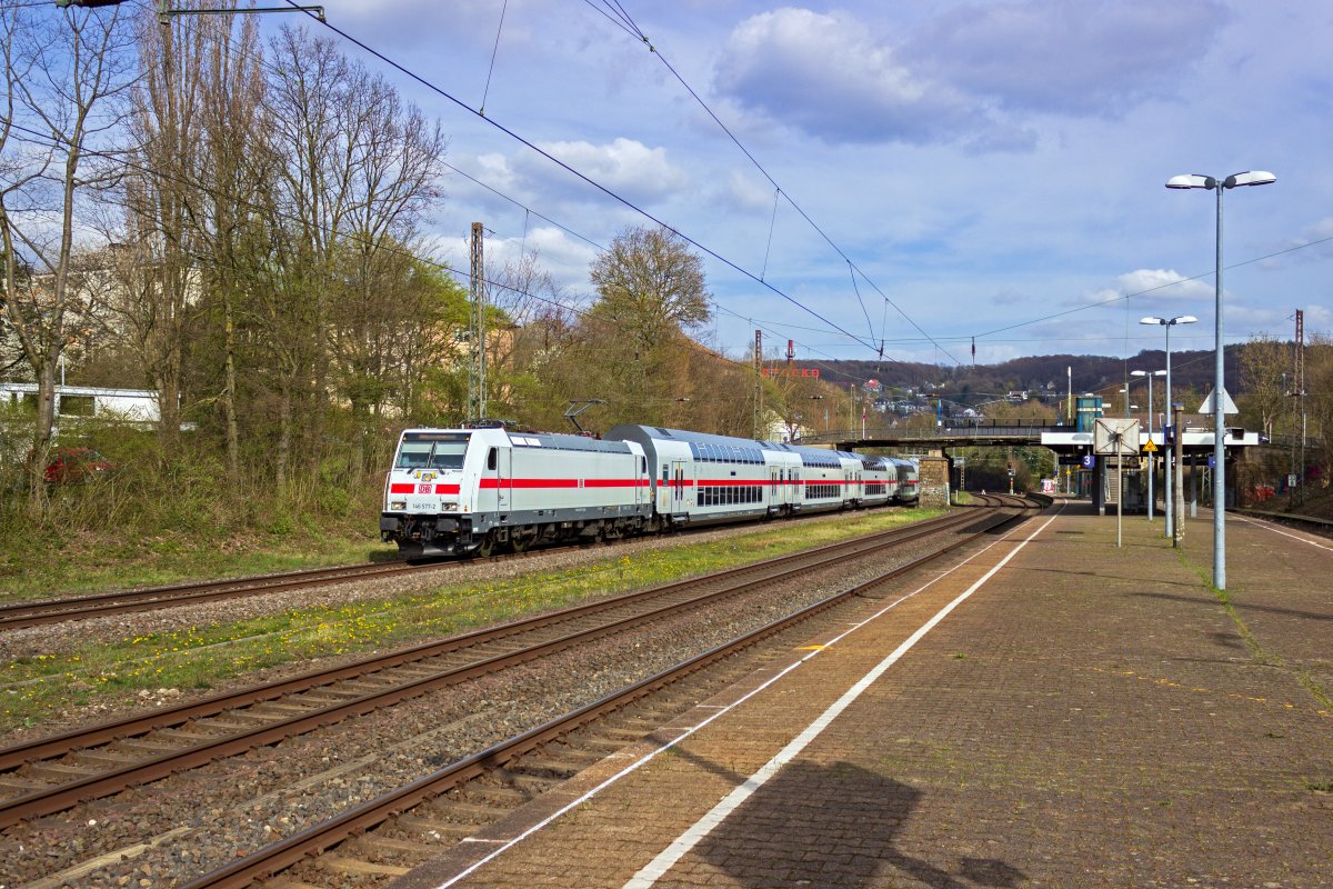 Aus Richtung Leipzig kommend hat 146 577 mit ihrem IC2 nur noch den Zwischenhalt in Solingen und rund eine halbe Stunde Fahrt vor sich, bis das Ziel, Kln Hbf, erreicht ist.