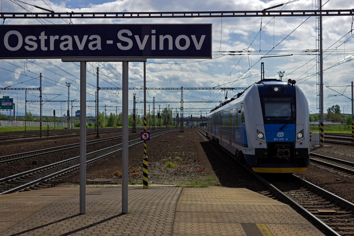 Aus Richtung Suchdol nad Odrou kommend erreicht 650 233 Ostrava-Svinov, den Endbahnhof dieser Fahrt der Linie S3.